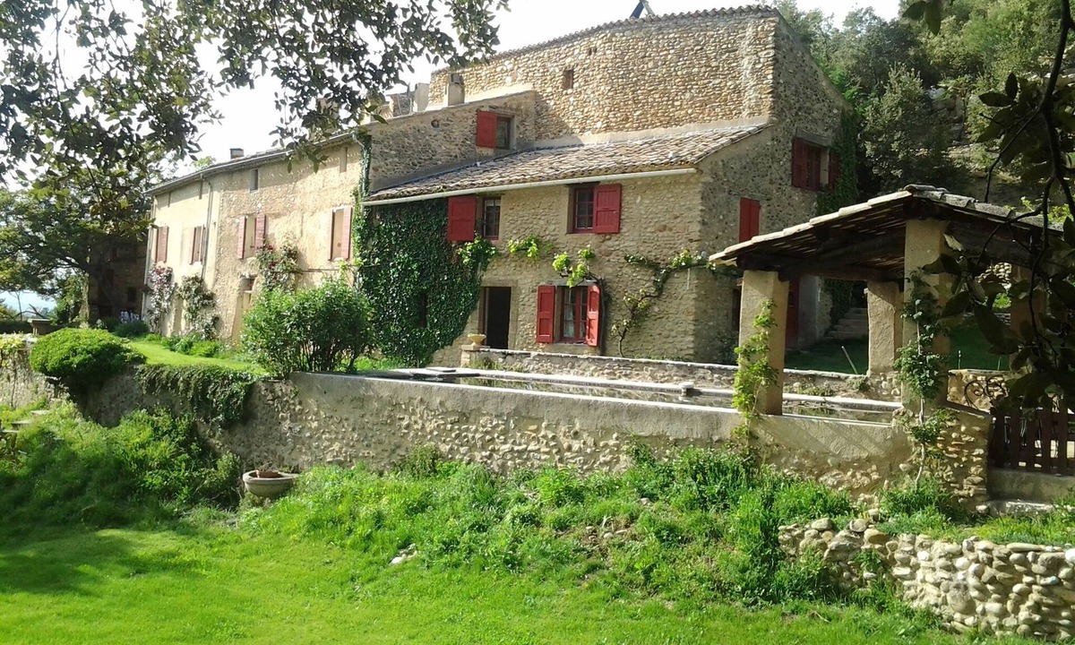 Les Mees House | Charming gîte with swimming pool and tennis court in the heart of nature
