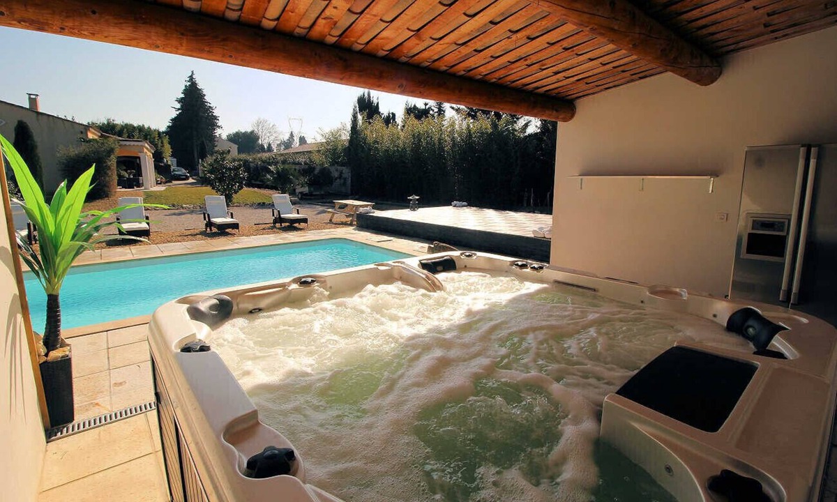 Eyragues Villa | Charming holiday home with large garden, pool, whirlpool, dog allowed