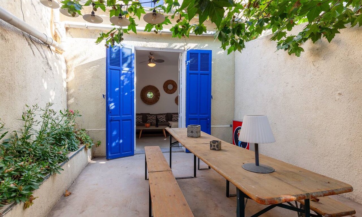 Saint-Henri House | Charming Maisonnette for 6-8 Guests with Terrace and Wi-Fi