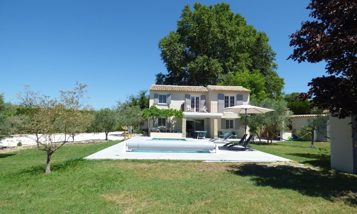 Robion Villa | Charming Provencal house, all comforts, large garden, heated swimming pool