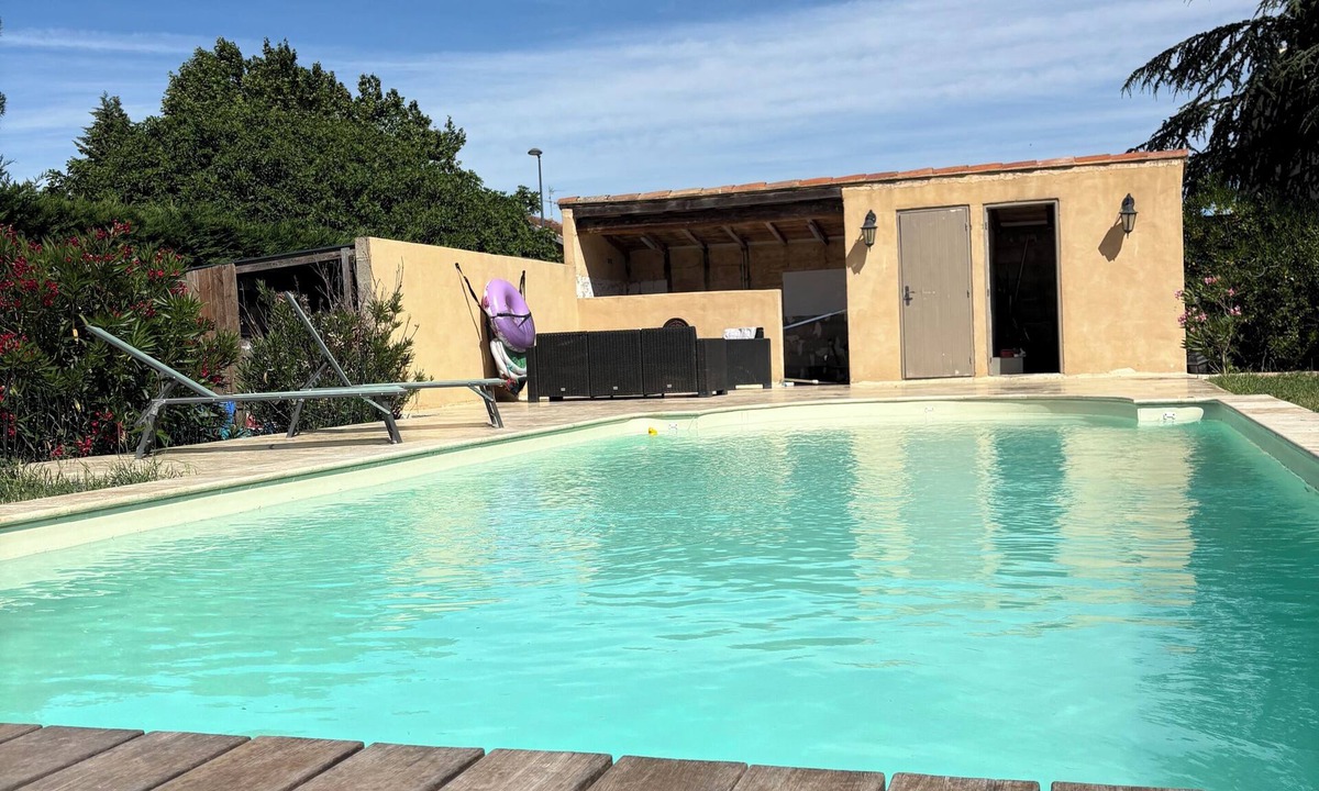 Cavaillon House | Chicken Roulotte at Les 3 Cèdres with a Pool and Air Conditioning