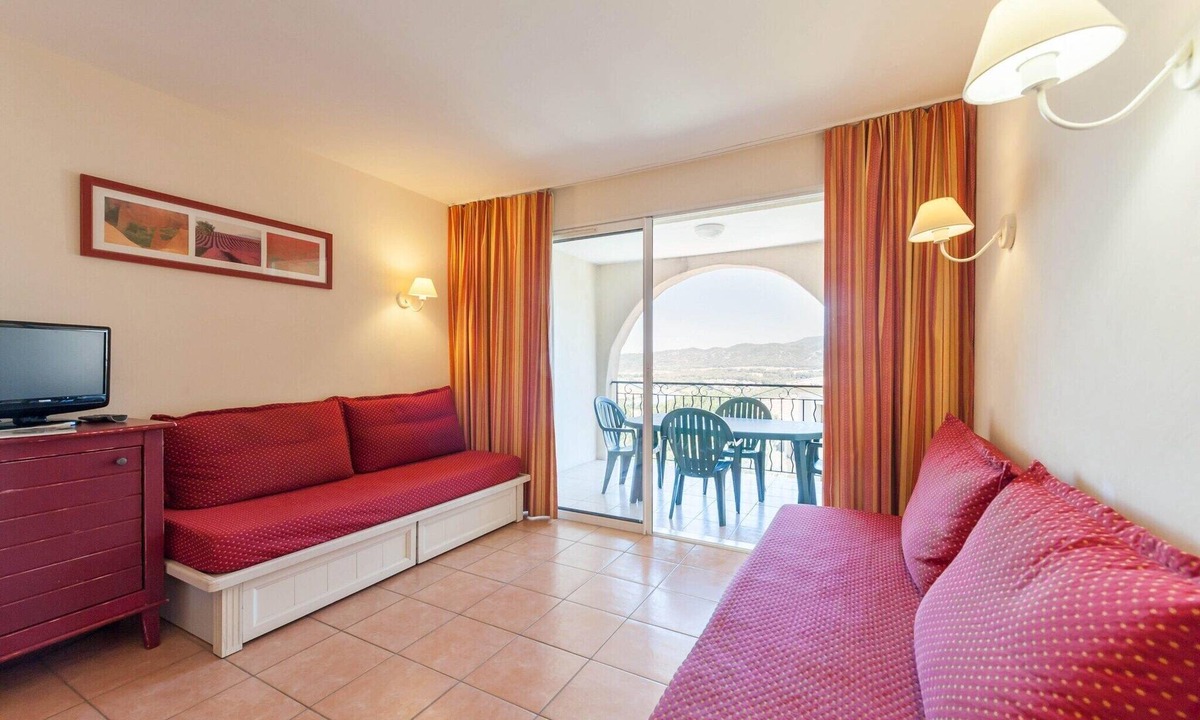 Pont Royal Apartment | Coastal Escape with Private Space