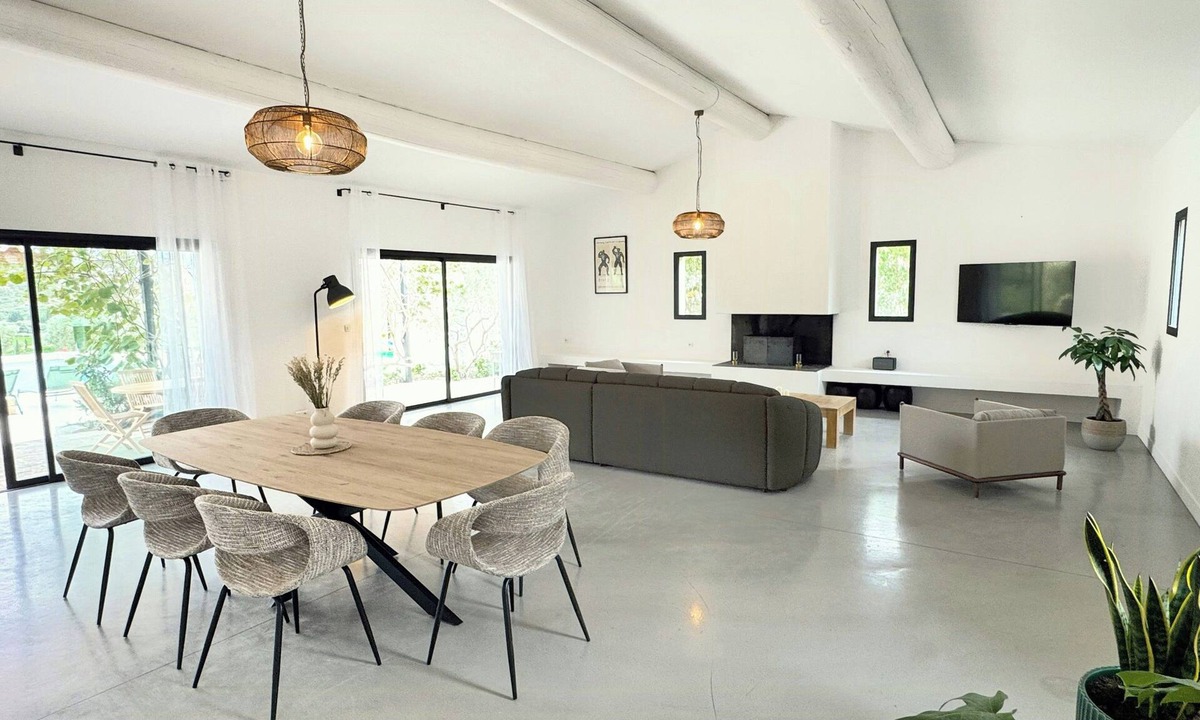 Eyguieres House | Contemporary villa in the heart of the Alpilles