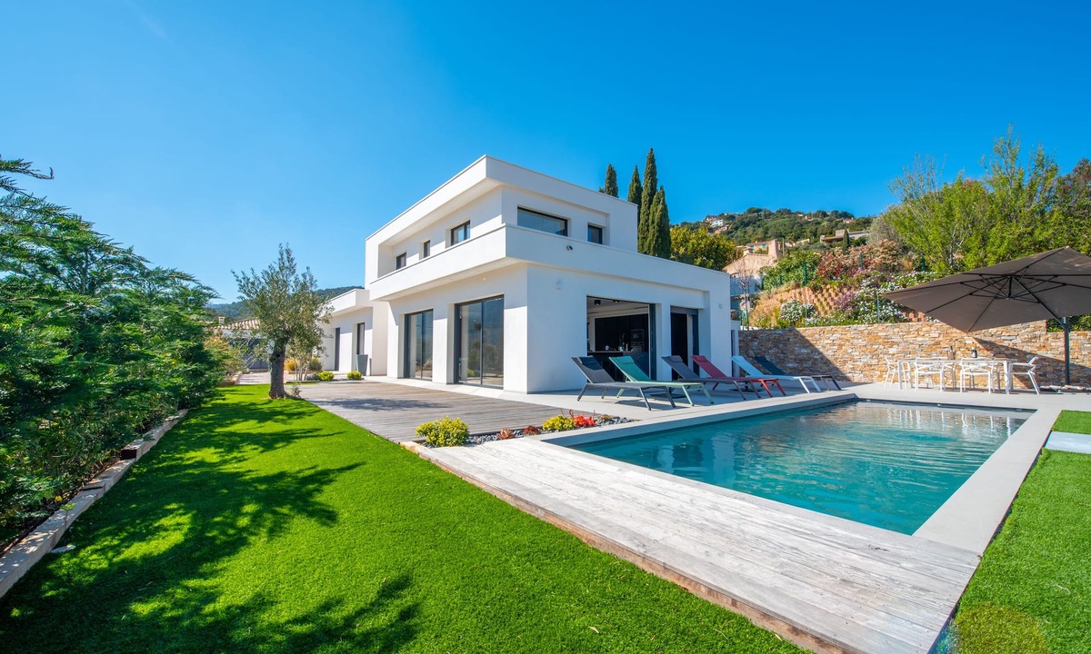 Cavalaire-sur-Mer Villa | Contemporary villa with pool and sea view for 10 people