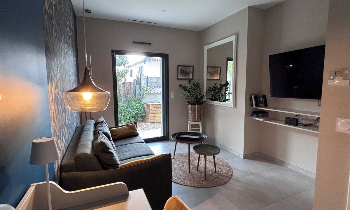 Eguilles Villa | Contemporary villa with swimming pool, unobstructed view - 5 min walk from the village