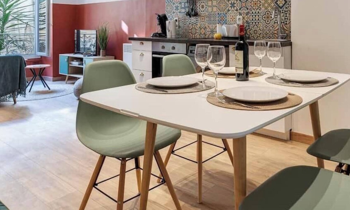 Lepante Quarter Apartment | Cosy and Trendy 3 Bedrooms, train/tramway