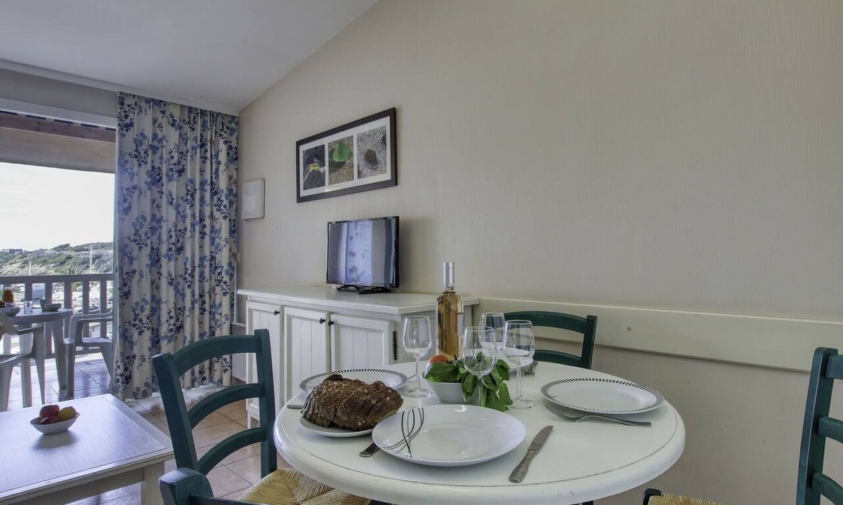 Six-Fours-les-Plages Apartment | Cosy apartment for 4 guests with pool, WIFI, TV and terrace