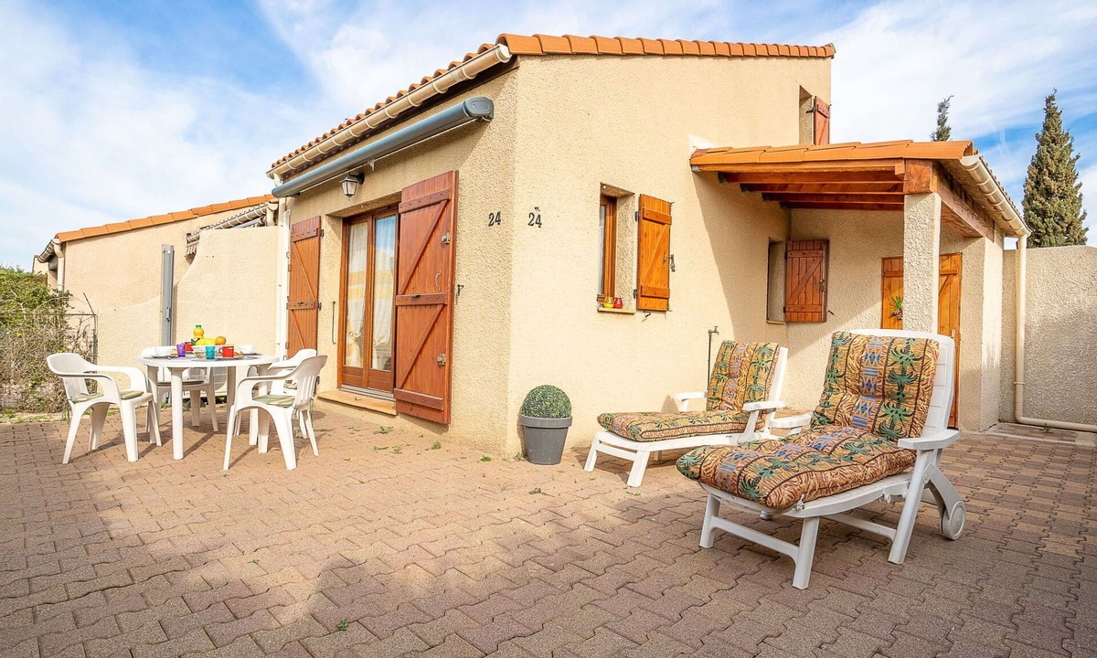 Sainte-Marie-Plage Apartment | Cosy apartment for 4 guests with WIFI, pool, A/C, TV and terrace