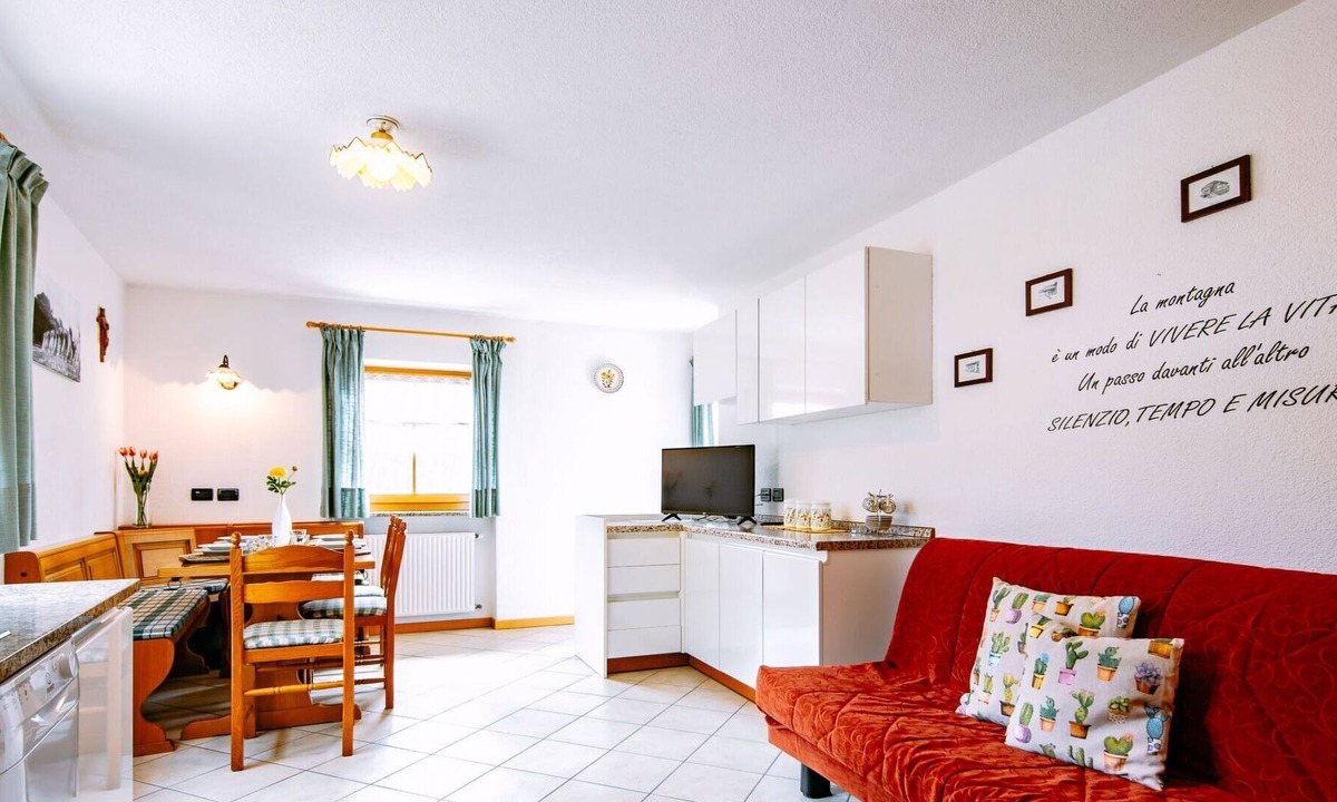 Pozza di Fassa House | Cosy apartment in villa for 4 guests with WIFI, TV, balcony, pets allowed and parking