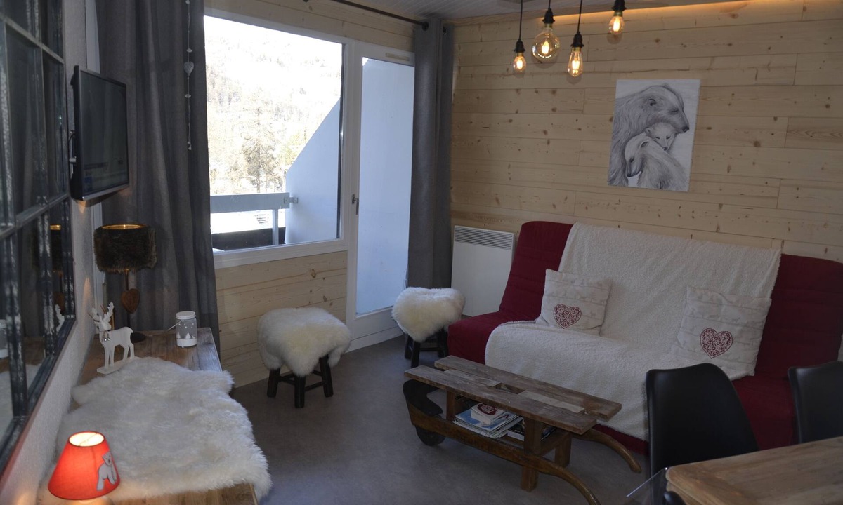 Les Claux Apartment | Cosy apartment, private basement and outdoor parking, 100m from the slopes