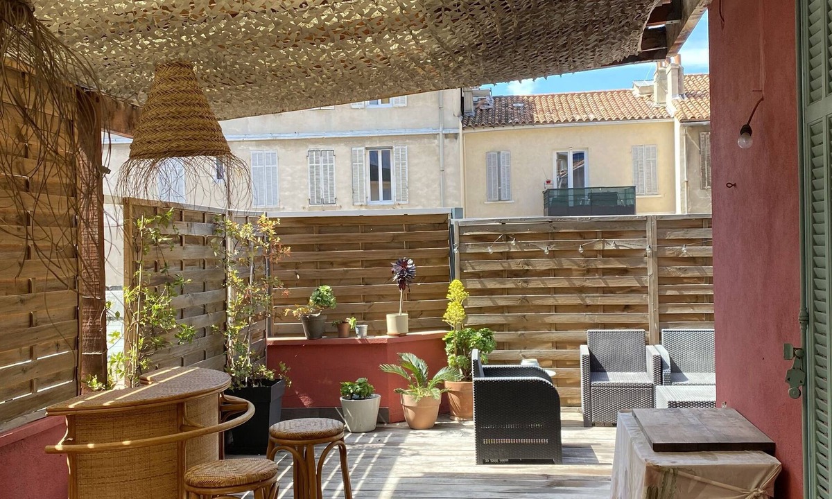Baille Apartment | Cosy apartment with 50m2 terrace in town center.