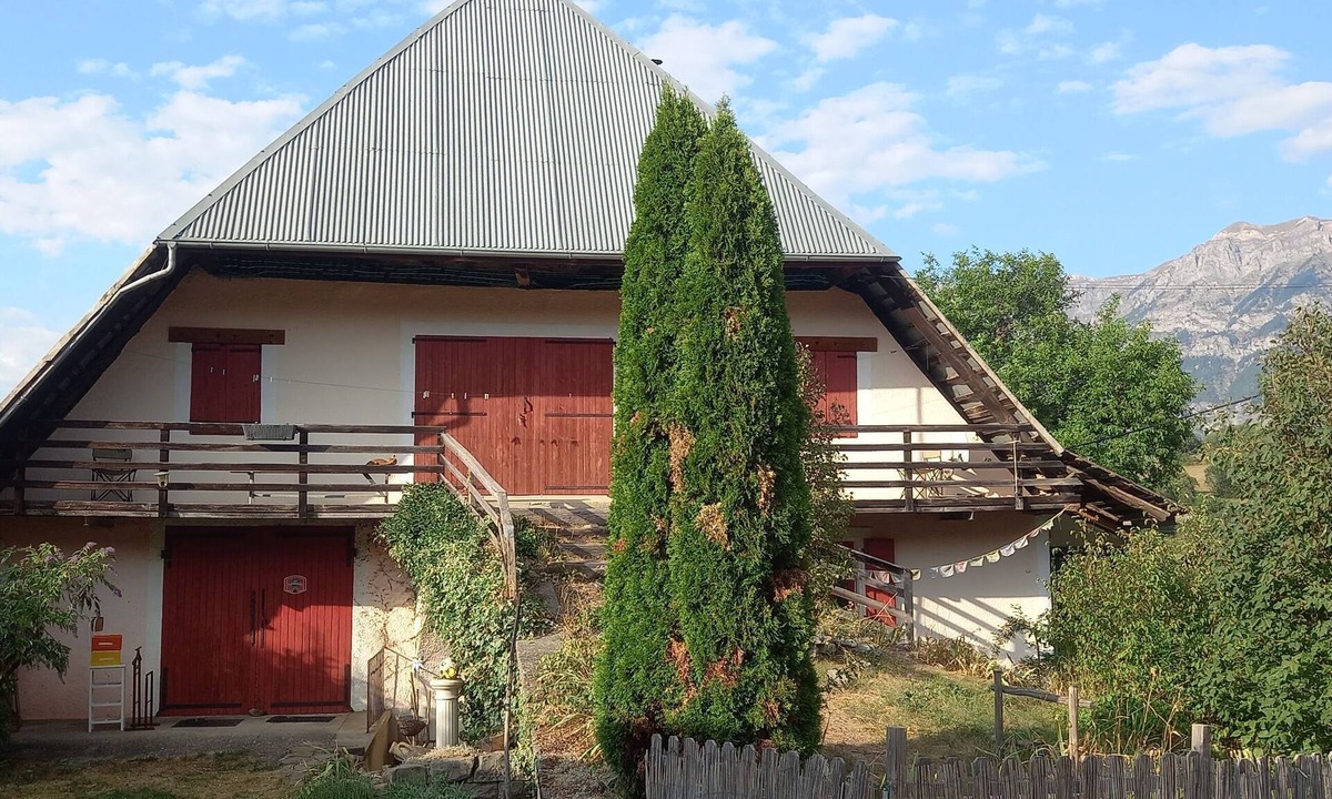 Saint-Vincent-les-Forts Apartment | Cosy garden-level T2 apartment in village farmhouse, near lake and mountains