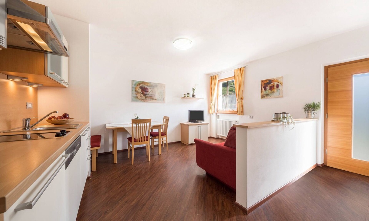 Tirolo Apartment | Cosy Holiday Apartment "Tischlerhof - Typ C" with Wi-Fi and Mountain View