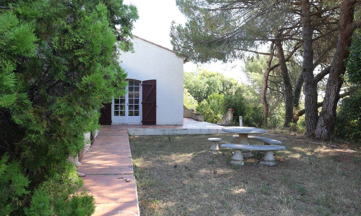 Saint-Drezery House | Country House