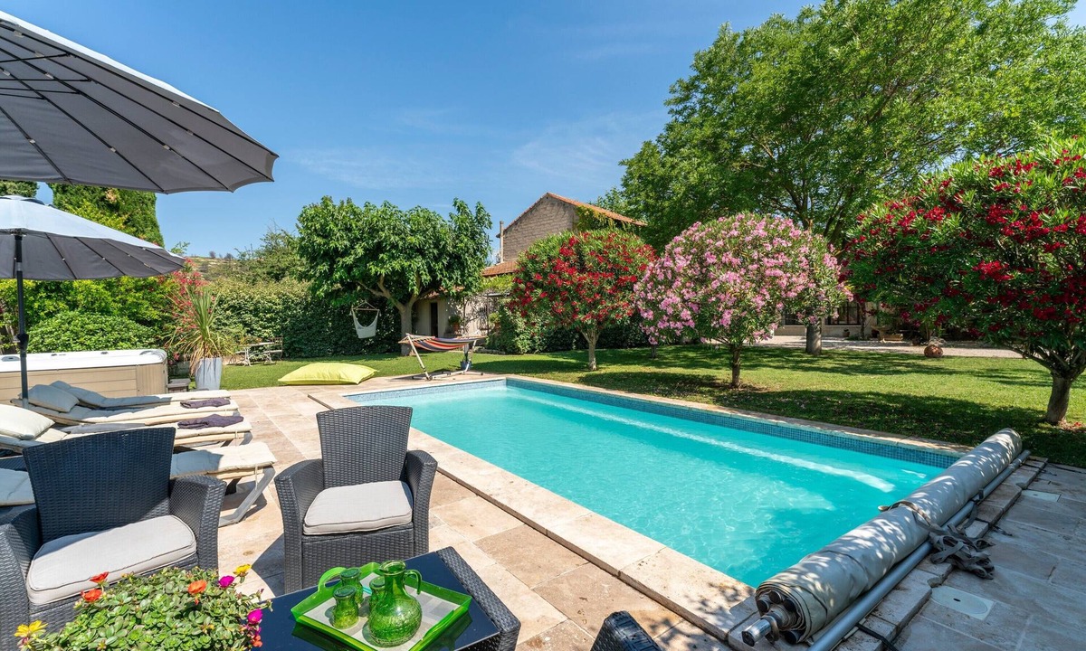 Graveson House | Country House 'Le Mas' with Shared Pool, Wi-Fi, and Air Conditioning