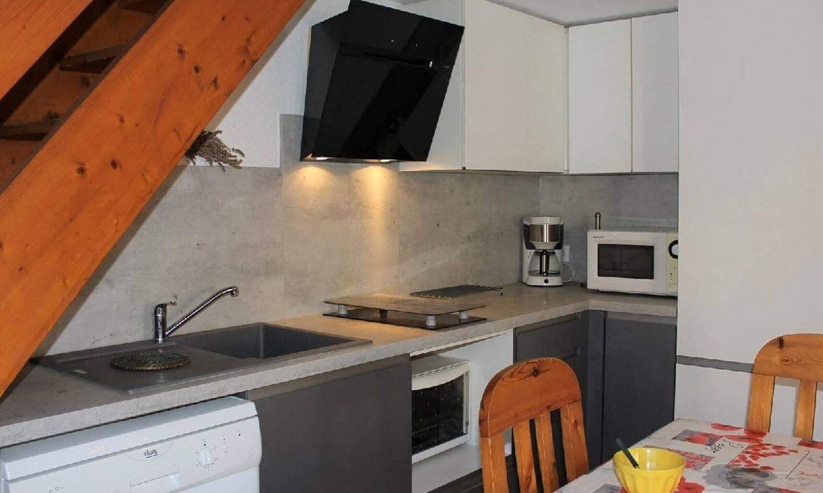 Gruissan House | Cozy 3-Room Mezzanine House near Grazel Beach with Private Parking and Veranda