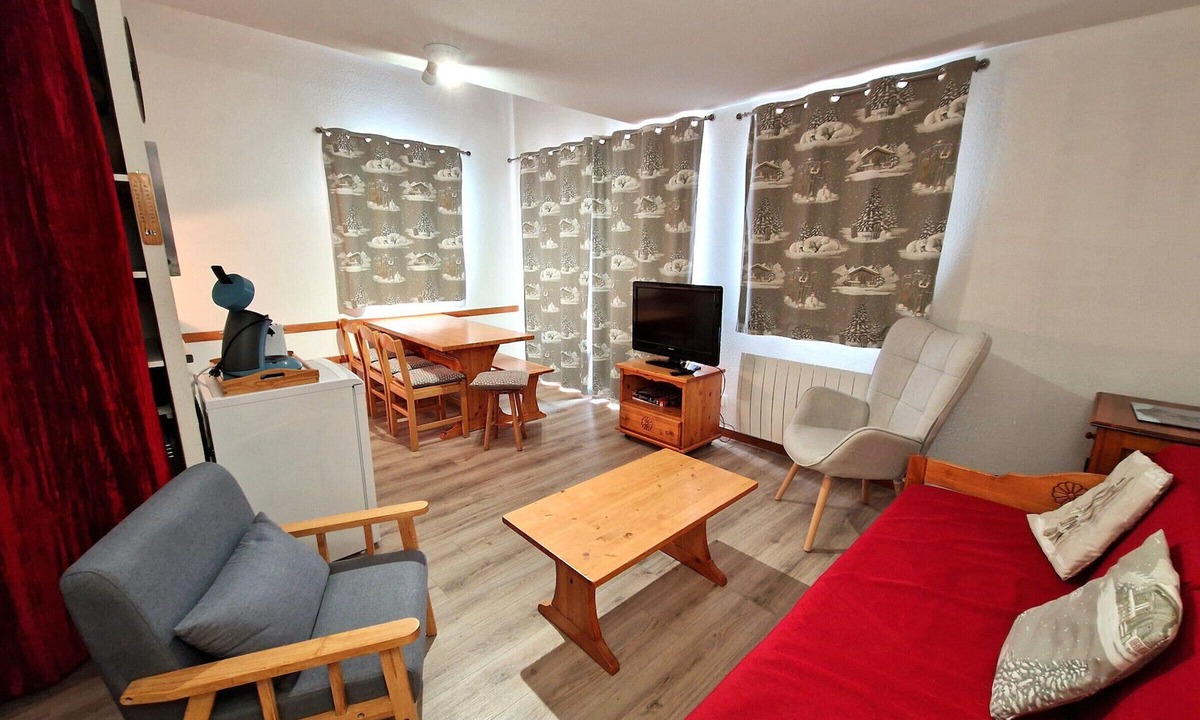 Valfrejus Apartment | Cozy 3 rooms for 6, southwest balcony, 50m from slopes
