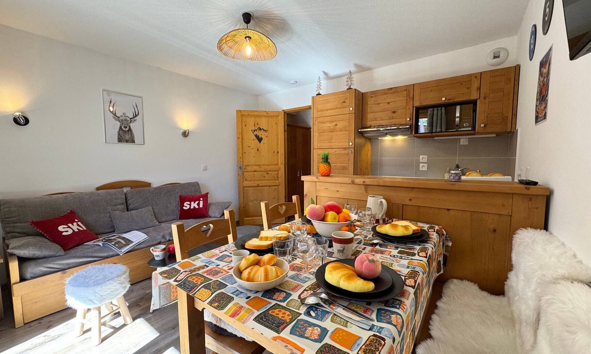 Les Claux Apartment | Cozy apartment in Vars for 4 people with sunny balcony
