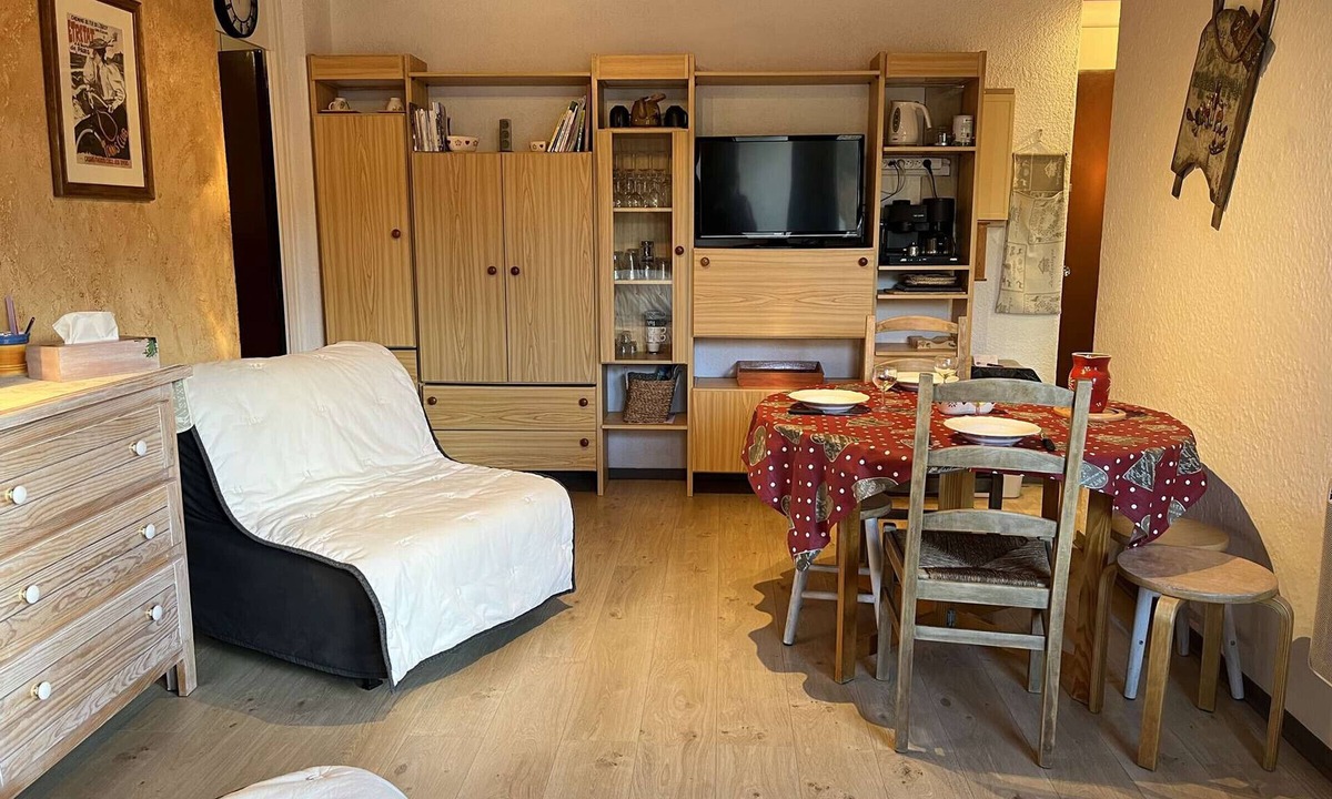 Les Claux Apartment | Cozy apartment, west balcony, quiet, parking included