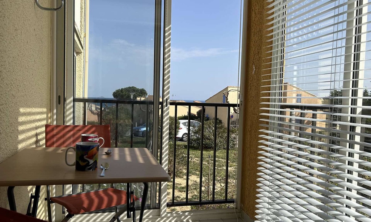 Saint-Pierre-la-Mer Apartment | Cozy 1BR Apt with Balcony & Parking, 800m from Beach in Saint-Pierre-La-Mer