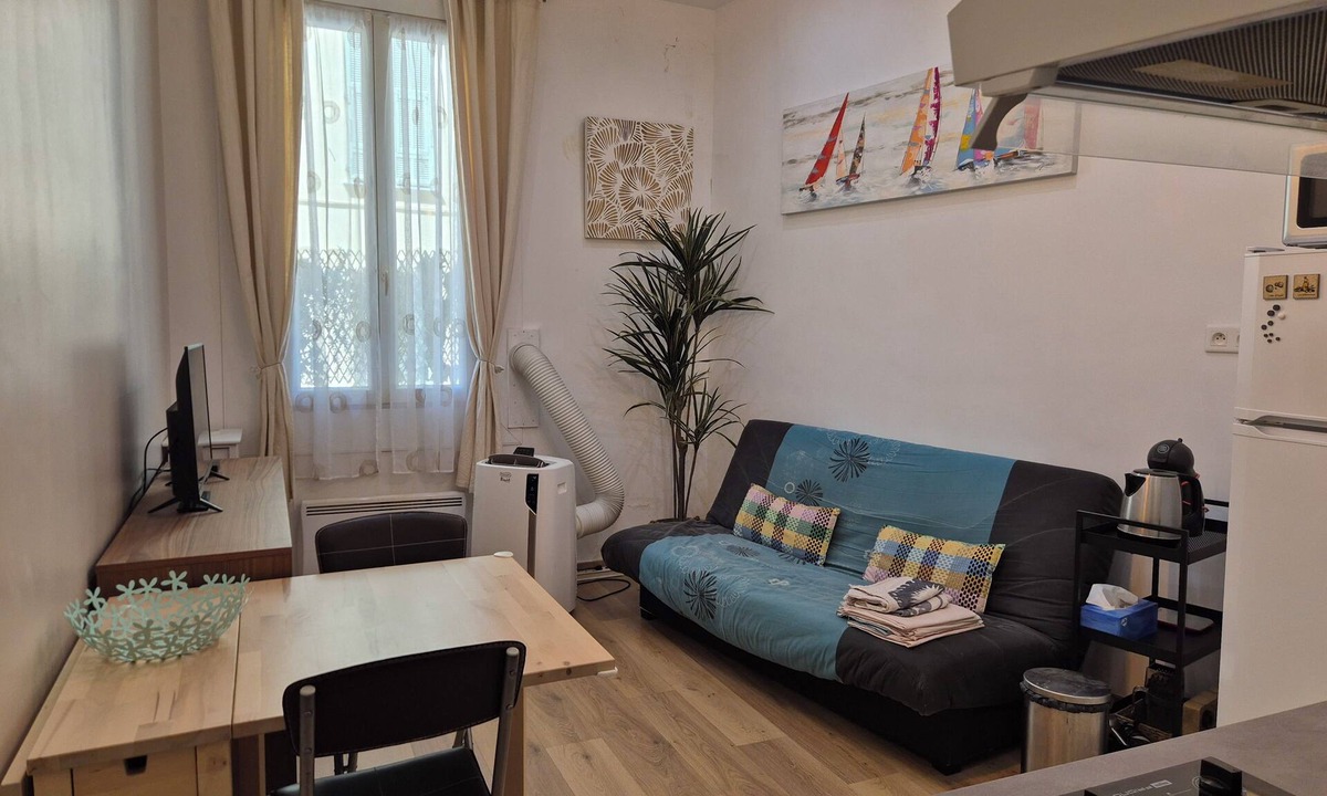 Liberation Apartment | Cozy, Renovated 2-Bedroom Apartment – Right in the Heart of Nice Calm Train station 5 min Tram Walk to the Sea