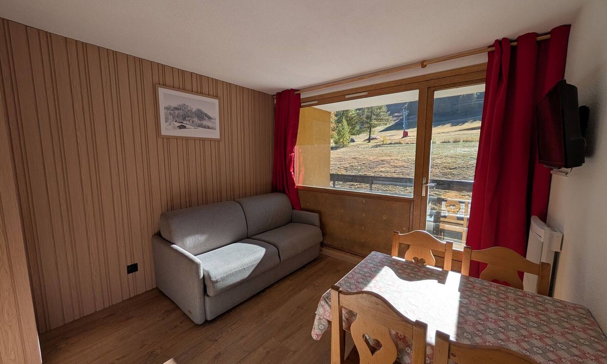 Montgenevre Apartment | Cozy renovated studio south-facing with slopes view and parking in Montgenèvre