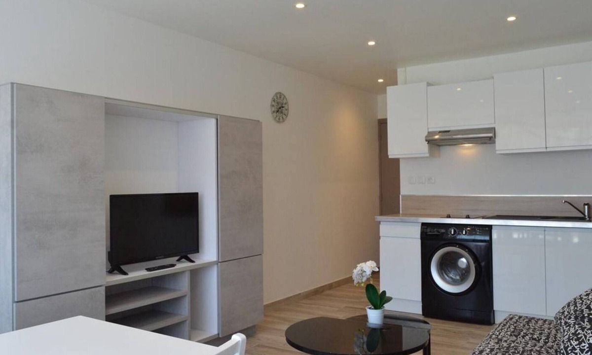 Cap d'Agde Apartment | Cozy Studio, Close to Beach, Port View, Renovated, Parking, Washer Included