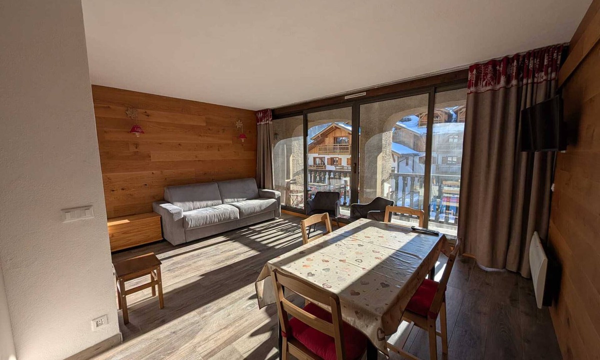 Montgenevre Apartment | Cozy studio near slopes and shops with balcony