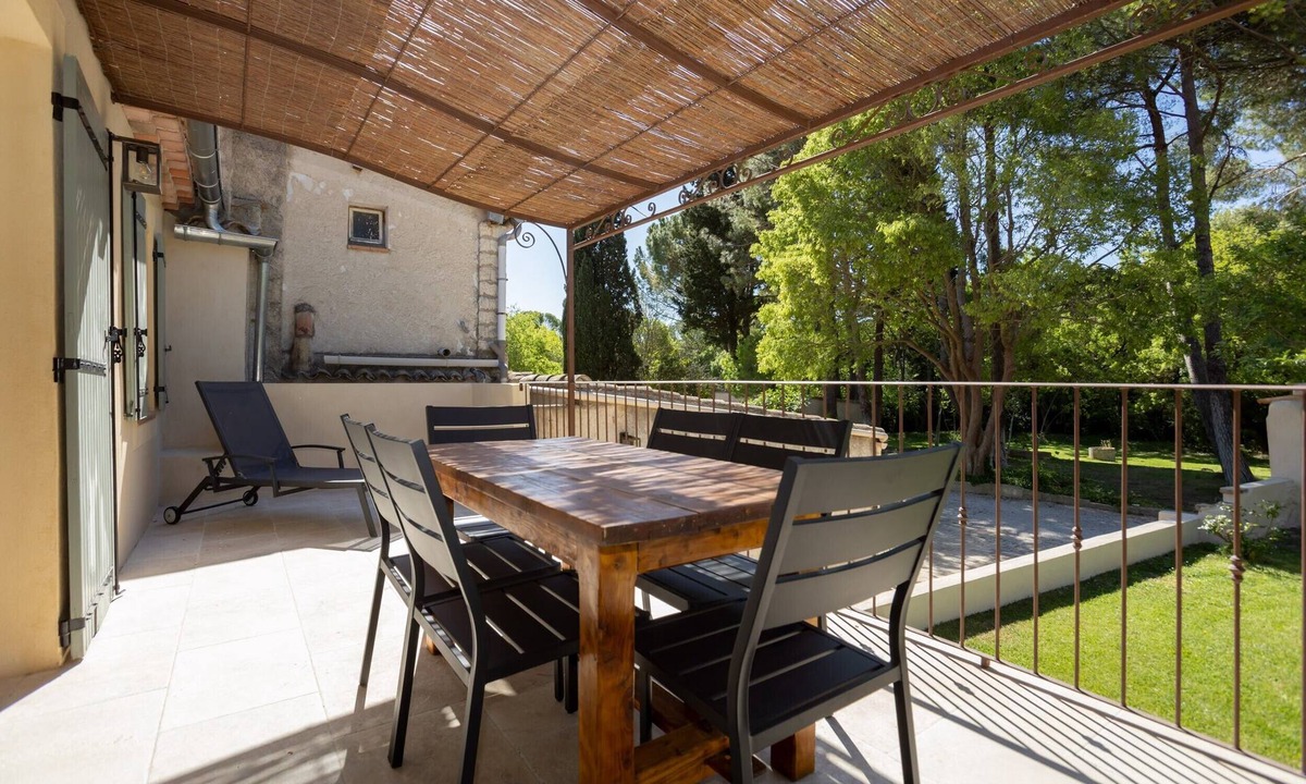 Eyguieres Apartment | “Domaine De Meyrol - Gîte 3” Apartment with Private Terrace, Wi-Fi, and Air Conditioning