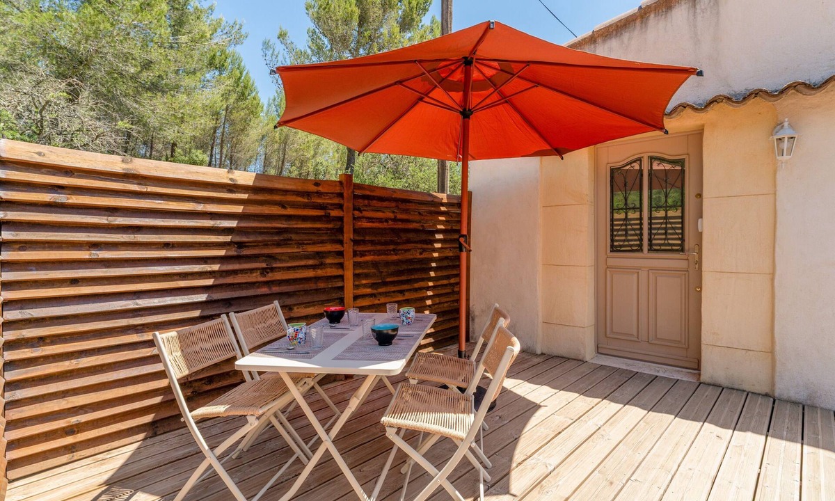 Eyguieres Apartment | “Domaine De Meyrol - Gîte 4” Apartment with Mountain View, Wi-Fi, and Air Conditioning