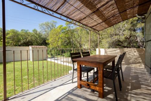 Eyguieres Apartment | Domaine De Meyrol - Gite 1