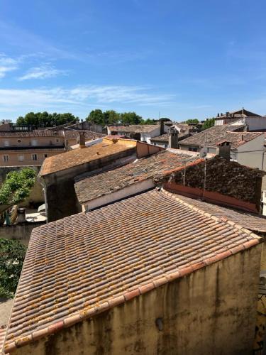 Eyguieres Apartment | Duplex lumineux l 2 ch l balcon l climatisation l Idéal famille l Alpilles