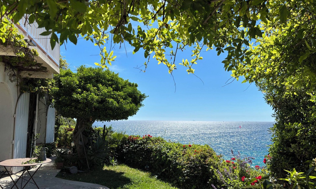 Roucas-Blanc Villa | Duplex on the water Corniche Kennedy, 4-5 persons, Beach, terrace, garden.