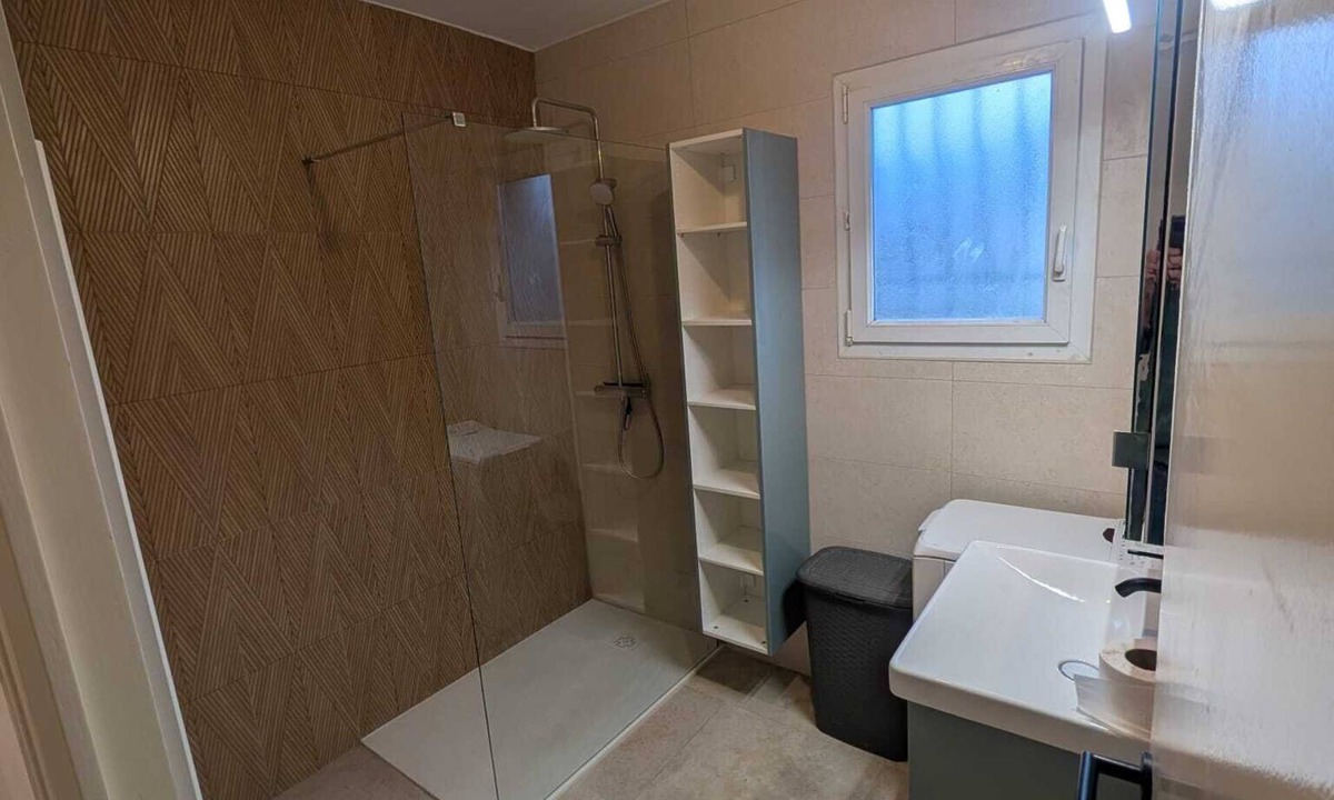 Saint-Jean-de-Vedas Apartment | F4 air-conditioned apartment, private parking, garden