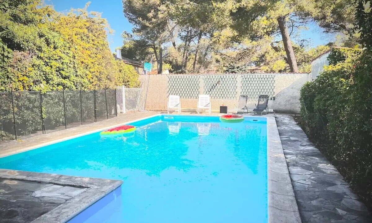 Saint-Mitre-les-Remparts House | Family home with large pool in Provence