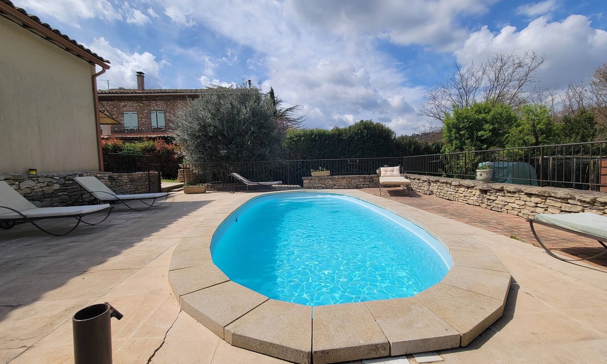 Apt House | Family home with jacuzzi, swimming pool and gym