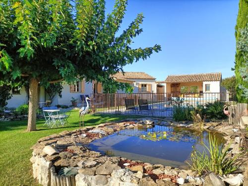 Cavaillon Bed & Breakfast | Faré Tchanqué cuisine d'été PRIVATIVE clim piscine parking wifi gratuits