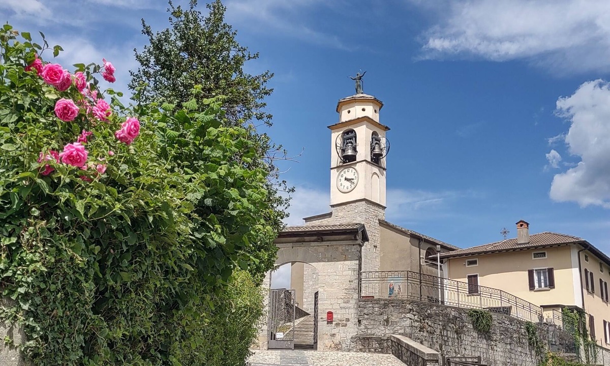 Alta Valle Intelvi House | Former San Giorgio Parish House between beautiful Lake Como and Lake Lugano