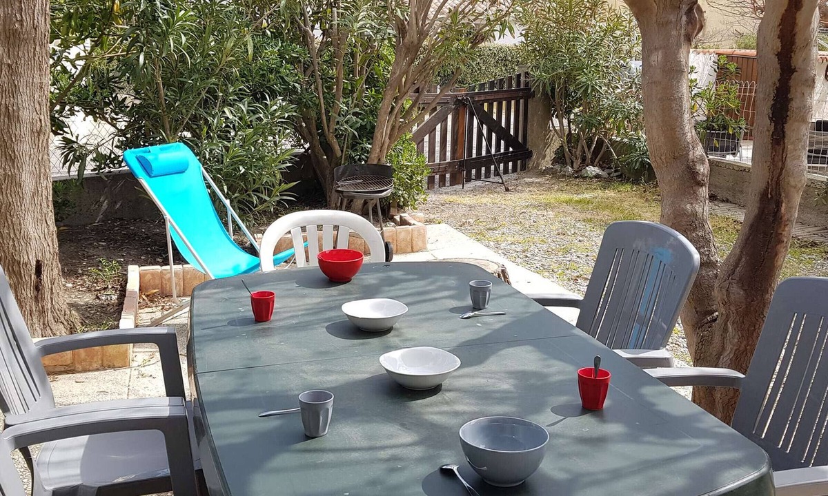Narbonne Apartment | Cozy Ground-Floor Apartment for 6 with Garden, 100m from Beach, Pet-Friendly