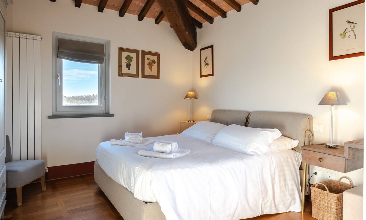 Cortona Apartment | Frantoio 6 Luxury Holiday Home with Shared Pool, Wi-Fi & Air Conditioning