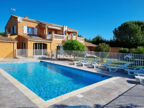 Caux Apartment | Gîte "des trois terrasses" piscine, clim