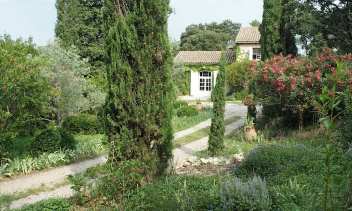 Les Hauts de Villeneuve House | Gîte le petit Montagné air-conditioned house sleeps 18 Avignon short stay possible