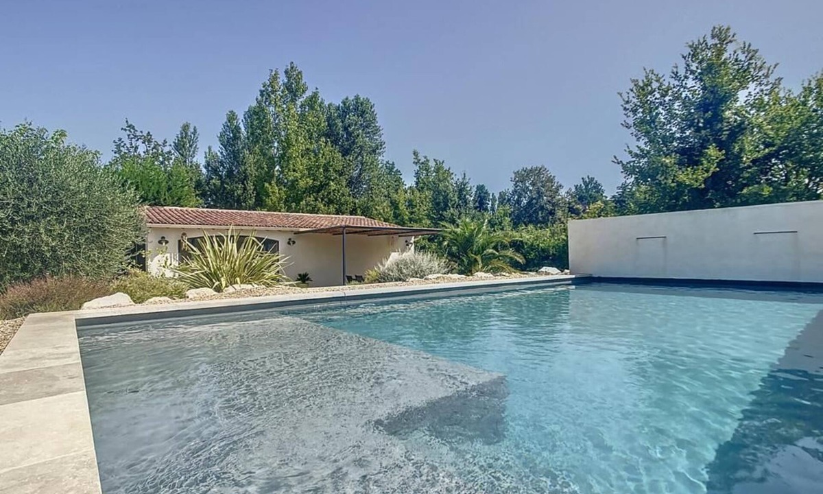 Noves Apartment | Gite au Calme Avec Piscine