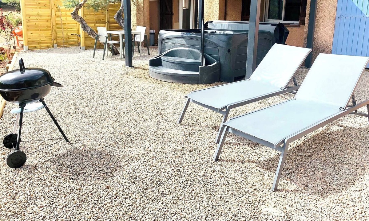 Cuers Apartment | Gite Avec SPA Dans un Écrin de Verdure