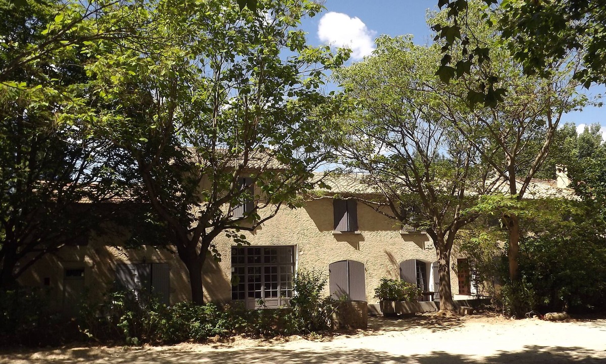 Cavaillon House | Gîte in a Mas in the countryside at the foot of the Luberon. terrace, swimming pool and barbecue.