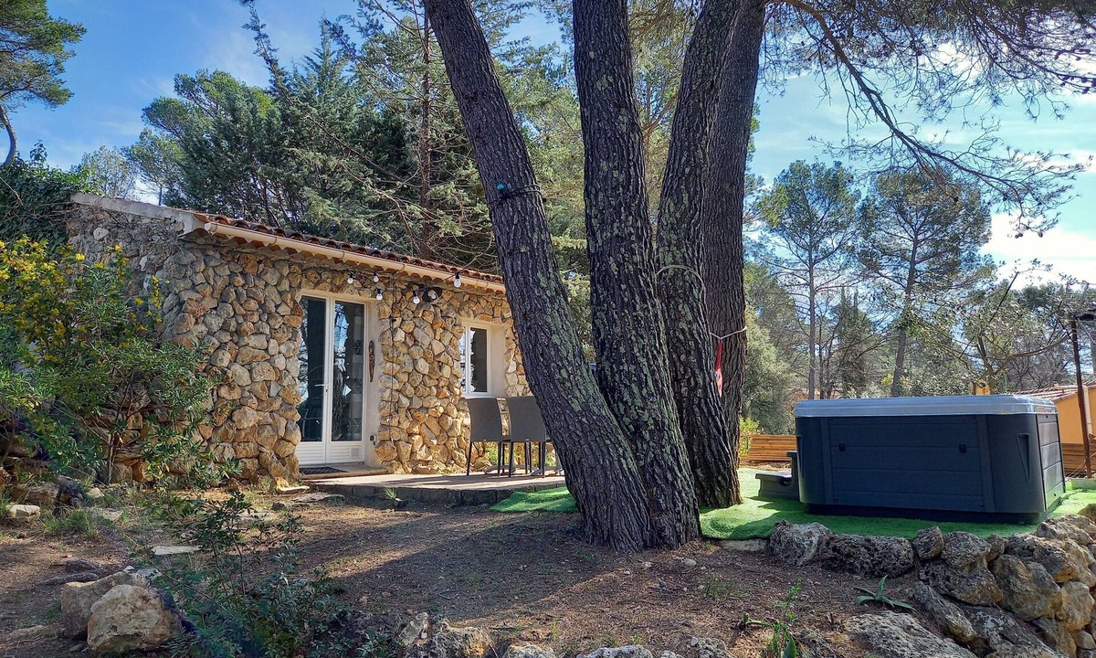 La Caravane House | Gîte with private Jacuzzi in the heart of Provence Côte d'Azur