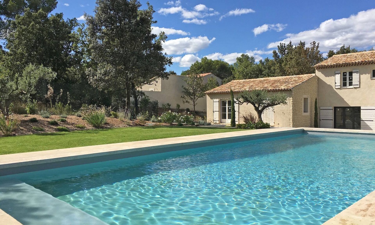 Eyragues Villa | Gite with swimming pool and landscaped garden