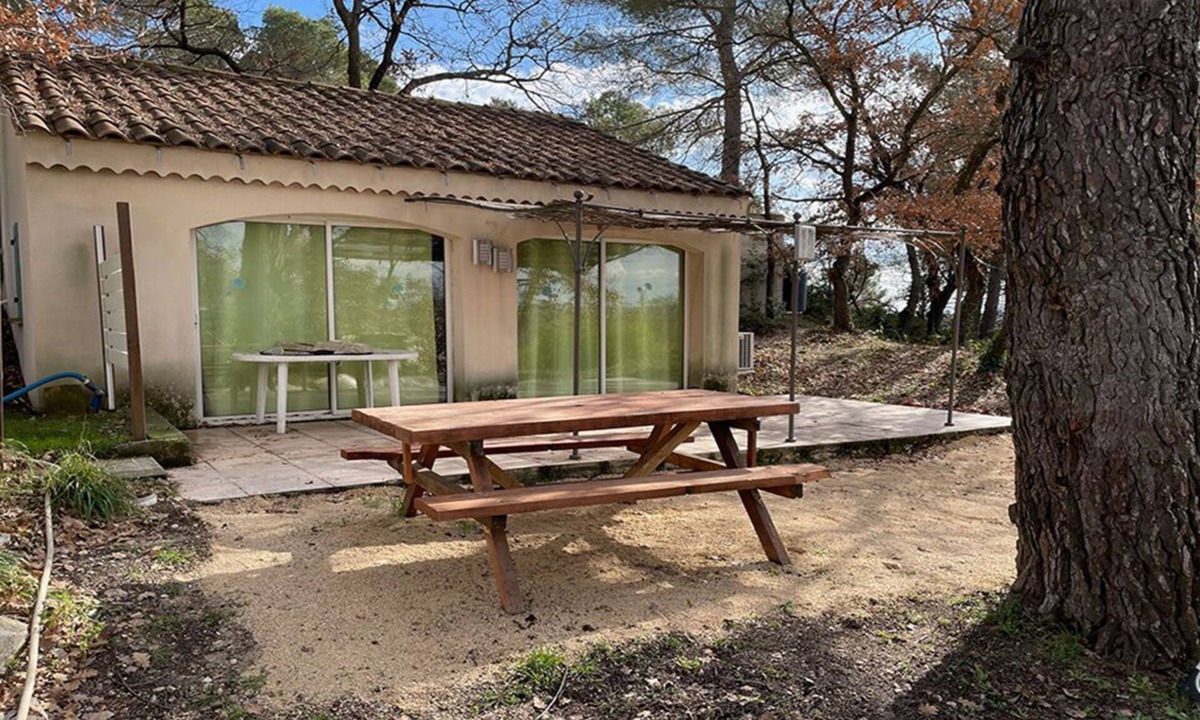 Velleron Boat Rental | Gîte with swimming pool on large wooded grounds.