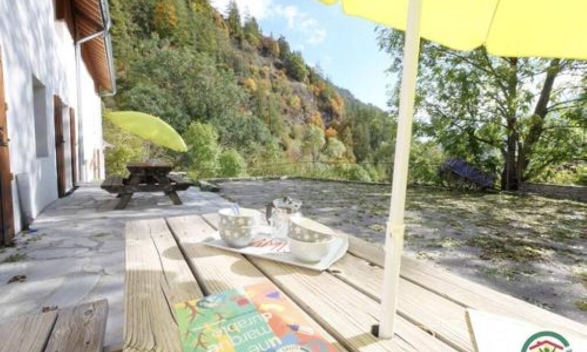 Reallon Ski Chalet | Gîtes de la Lame - L'Écurie : Authentic charm and serenity in the heart of the Écrins mountains