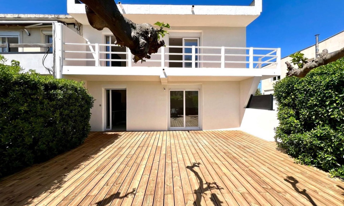 Palavas-les-Flots House | Grand logement avec jardin à 10 secondes de la mer un havre de paix balnéaire!